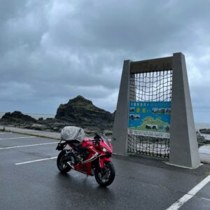 青森県の千畳敷海岸にてwith CBR650R