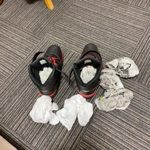 浸水したブーツを新聞紙で乾かす