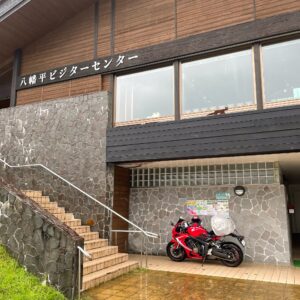 雨の八幡平ビジターセンターの軒先を借りる CBR650R