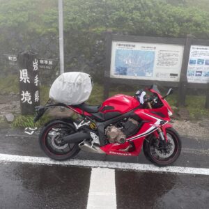 豪雨の中の八幡平アスピーテラインの県境ポイントにてwith CBR650R