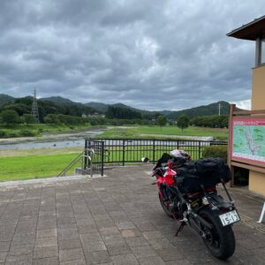 道の駅はなわの久慈川を眺められる駐輪スペースにてwith CBR650R
