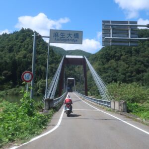 只見川を越える麻生大橋を渡る