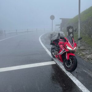 豪雨の中の八幡平アスピーテラインの県境ポイントにてwith CBR650R②