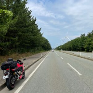 秋田県56沿いに立つ風車群とCBR650R