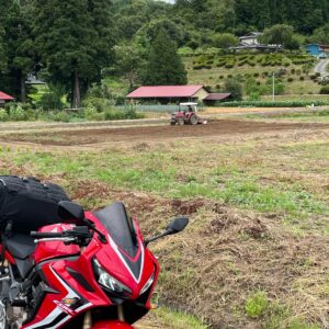 福島・石川広域農道の植栽文字とCBR650R