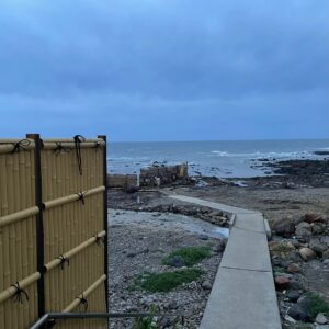 青森県深浦町の「黄金崎不老ふ死温泉」の露天風呂の入口にて