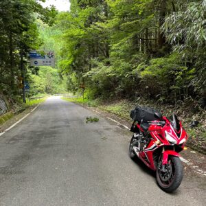 r196の福島茨城県境の看板にてwith CBR650R
