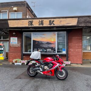 雨の中のJR五能線深浦駅にてwith CBR650R