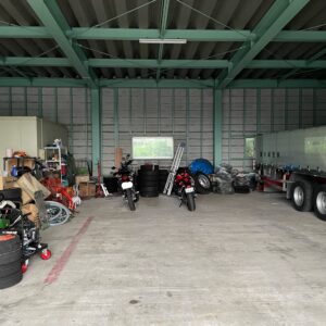 青森県深浦町の「黄金崎不老ふ死温泉」の屋根付き駐輪場？にて