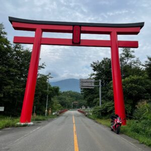 蔵王大権現大鳥居とCBR650R
