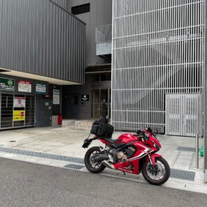 ダイワロイネット山形駅前の裏口の駐輪場から出発したCBR650R