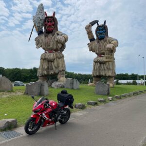 男鹿総合観光案内所に建つ巨大なまはげとCBR650R⑤