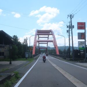 R252の赤い橋にて