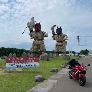 男鹿総合観光案内所に建つ巨大なまはげとCBR650R③