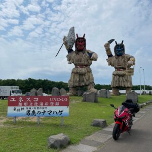 男鹿総合観光案内所に建つ巨大なまはげとCBR650R②