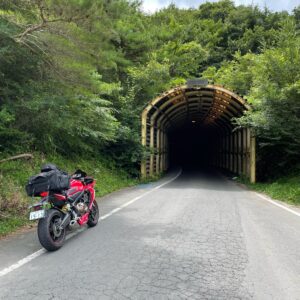 少し不気味な副霊山隧道にてwith CBR650R
