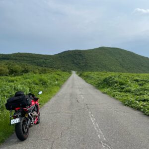 男鹿半島・寒風山付近の緑の風景を走るCBR650R②