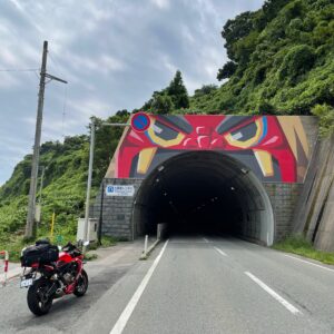 男鹿半島のr59の粋ななまはげトンネルにてwith CBR650R