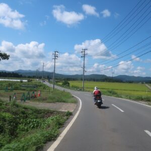 喜多方市街を抜けた後、田園を伸びやかに走る福島r16にてwith CBR650R