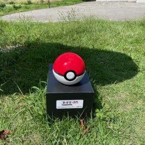 R252の会津柳津エリアで出会った赤べこの下にひっそり佇むオブジェ