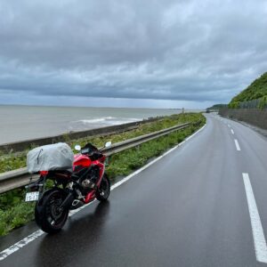 日本海沿いをJR五能線とR101が並行して走る素敵な風景にてwith CBR650R