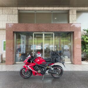 大雨の後の宿のエントランスにてwith CBR650R
