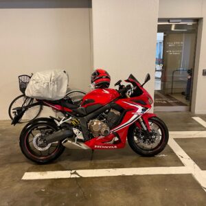 ドーミーイン弘前の屋根付きバイク置き場にてwith CBR650R