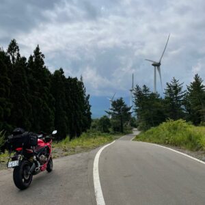 仁賀保高原の風車群とCBR650R