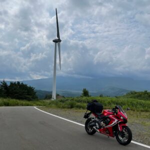 仁賀保高原の風車とCBR650R