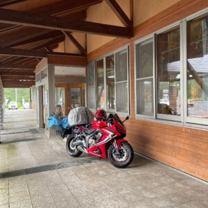 雨の松尾八幡平ビジターセンターの軒先を借りるCBR650R