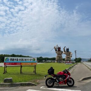 男鹿総合観光案内所に建つ巨大なまはげとCBR650R