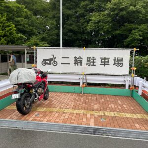 東北縦貫自動車道紫波SAの駐輪場にてwith CBR650R