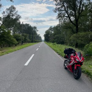 秋田県大潟村の延々と続くロード風景を走るCBR650R