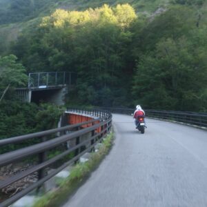 通行止めが解除されたR252田子倉湖付近の風景