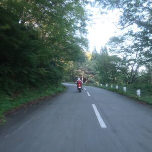 只見ダム上のR252を走る