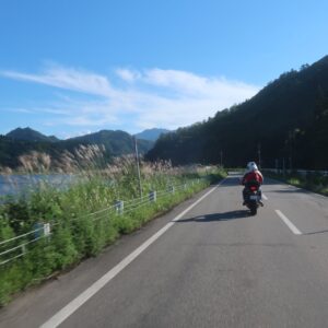 只見湖が近づいてきたR252のロード風景