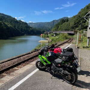 R252からすぐ近くの只見線早戸駅にてwith CBR650R & ninja650②