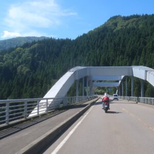 只見川をジグザグしながら進むR252を走る