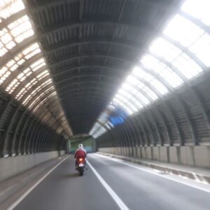 幾多のR252のスノーシェッドを走る