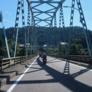 只見川に架かるR252の青い橋を走る