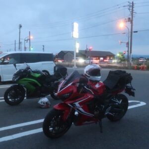 北陸自動車道巻潟東IC手前のコンビニにてwith CBR650R & ninja650