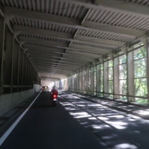 R252のスノーシェッドを走る