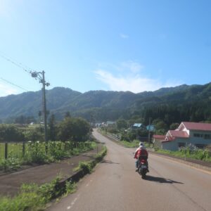 只見線「会津大塩駅」付近のローカル色あふれるR252の風景を走る