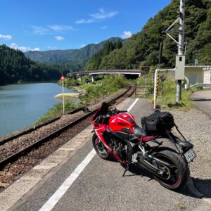 只見川が目の前を流れる只見線早戸駅にてwith CBR650R