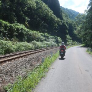 R252を逸れた道で近づいた只見線の線路沿いを走る