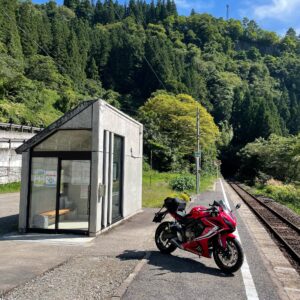 只見線早戸駅の駅舎にてwith CBR650R