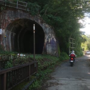 R252を逸れてr237の線路沿いから眺めるトンネル