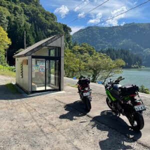 R252からすぐ近くの只見線早戸駅にてwith CBR650R & ninja650