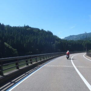 R252を只見川と共に西へ走る