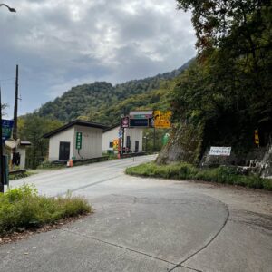 安房峠への入口、旧道R158にて